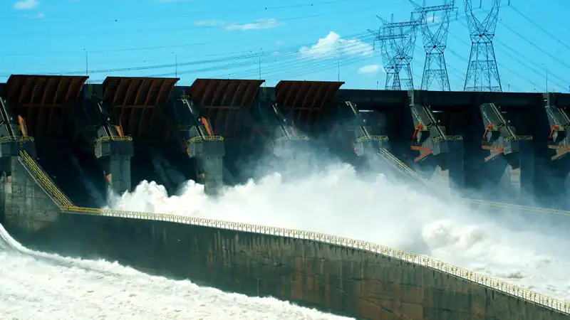 Cataratas Brasileiras e reservatório de Itaipu 