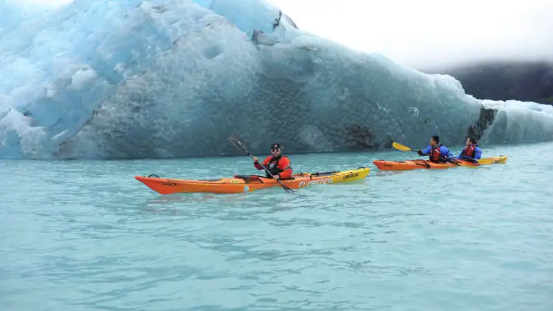 Caiaque em frente ao Glaciar Perito Moreno