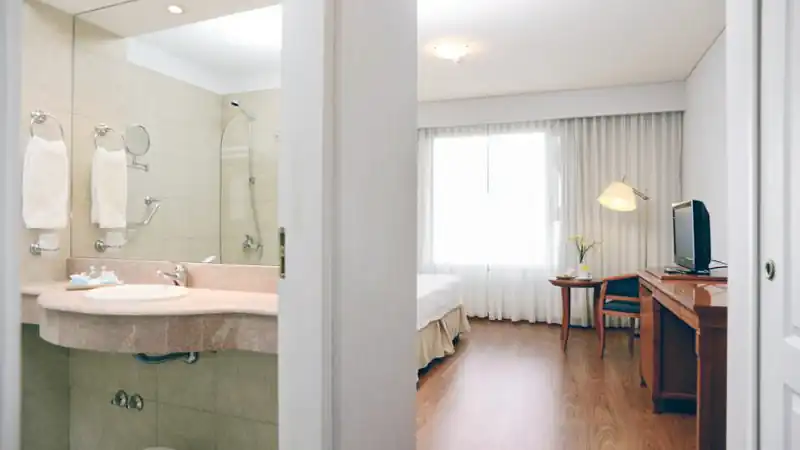 4* | Australis Yene Hue 